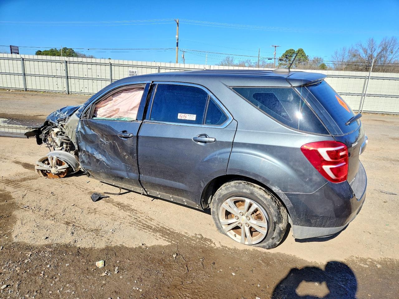 2017 Chev Equinox Ls - Image 3
