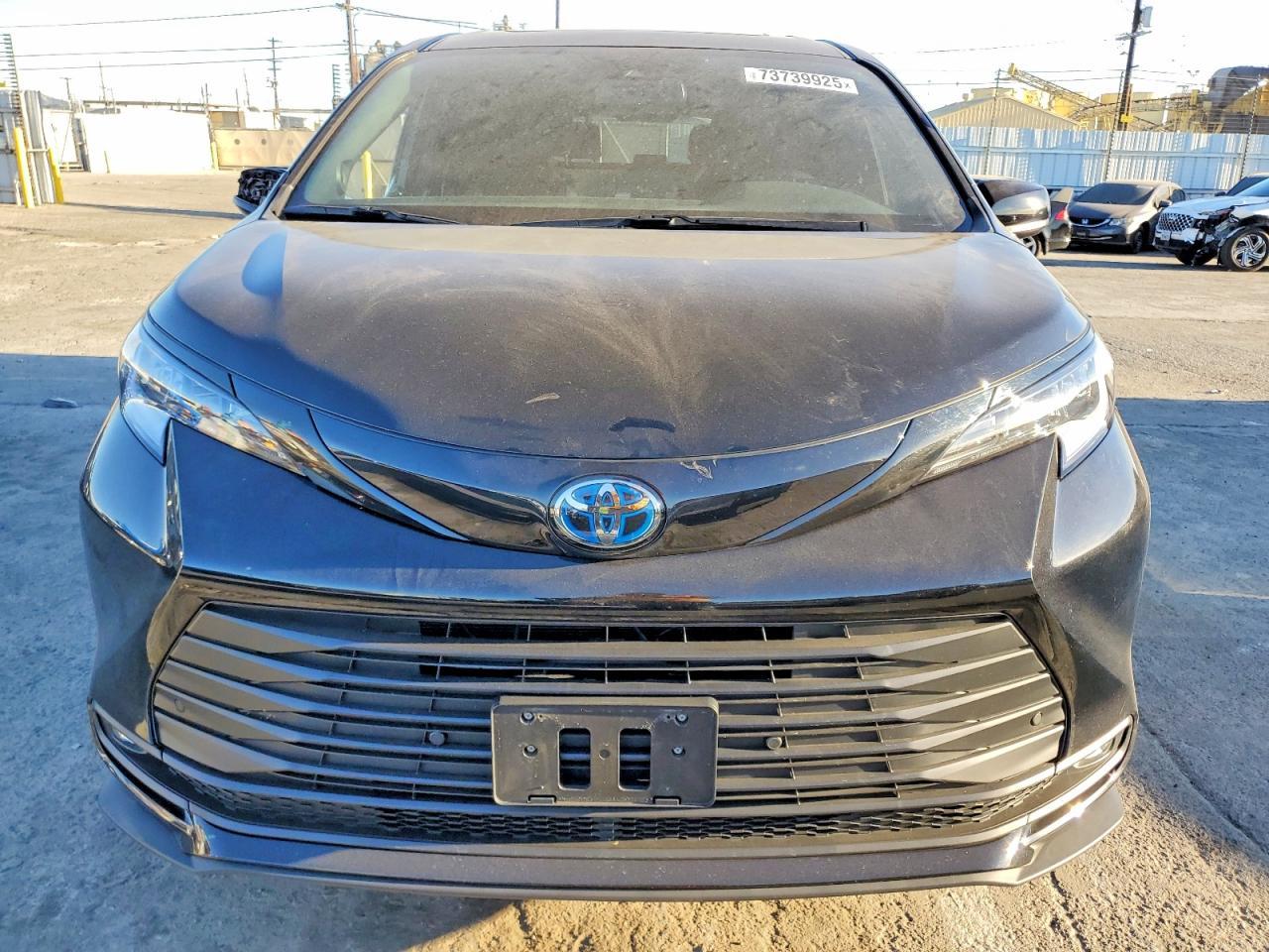 2025 Toyota Sienna Woodland Edition - Image 5