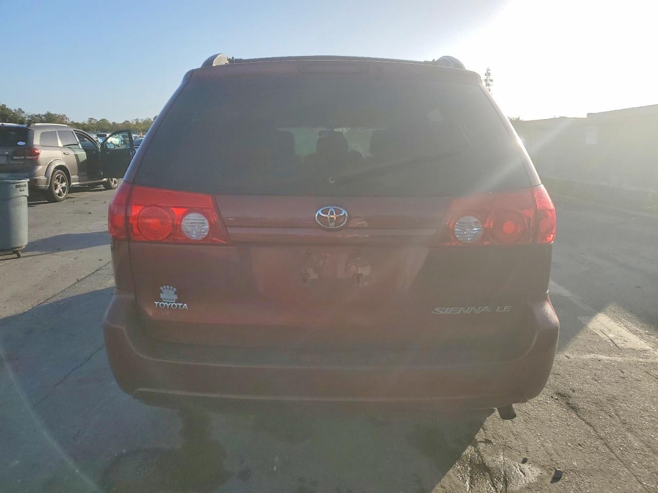 2010 Toyota Sienna Le 8-Passenger - Фото 6