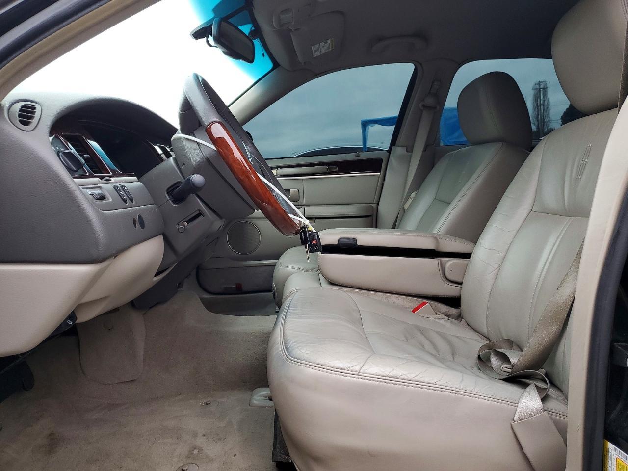 2011 Lincoln Town Car Signature Long Wheelbase - Image 7