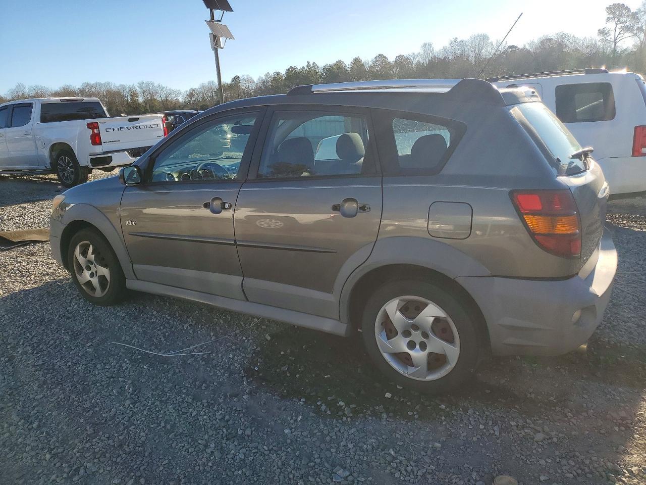 2005 Pontiac Vibe - Image 2
