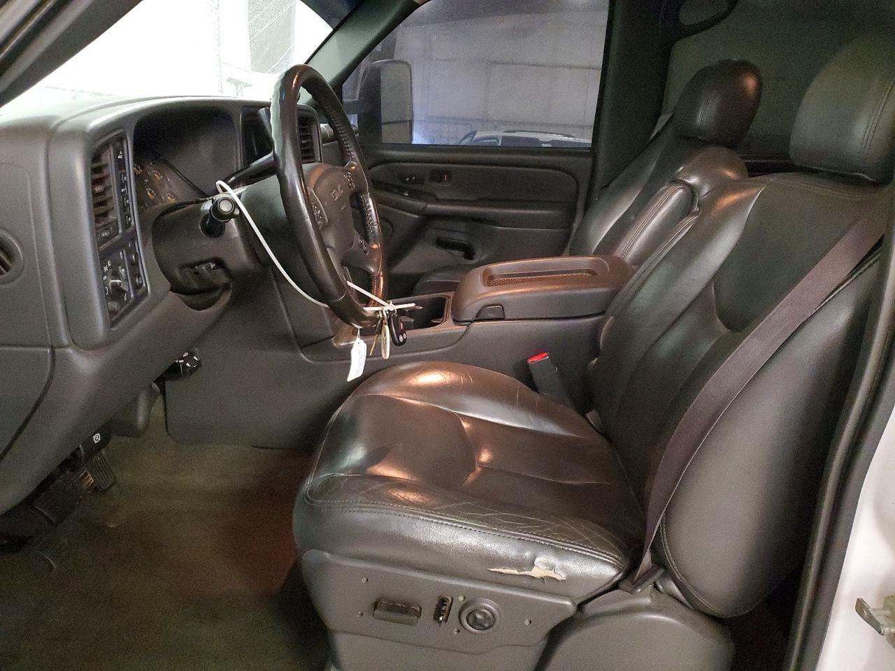 2005 GMC Sierra K2500 Heavy Duty - Image 7