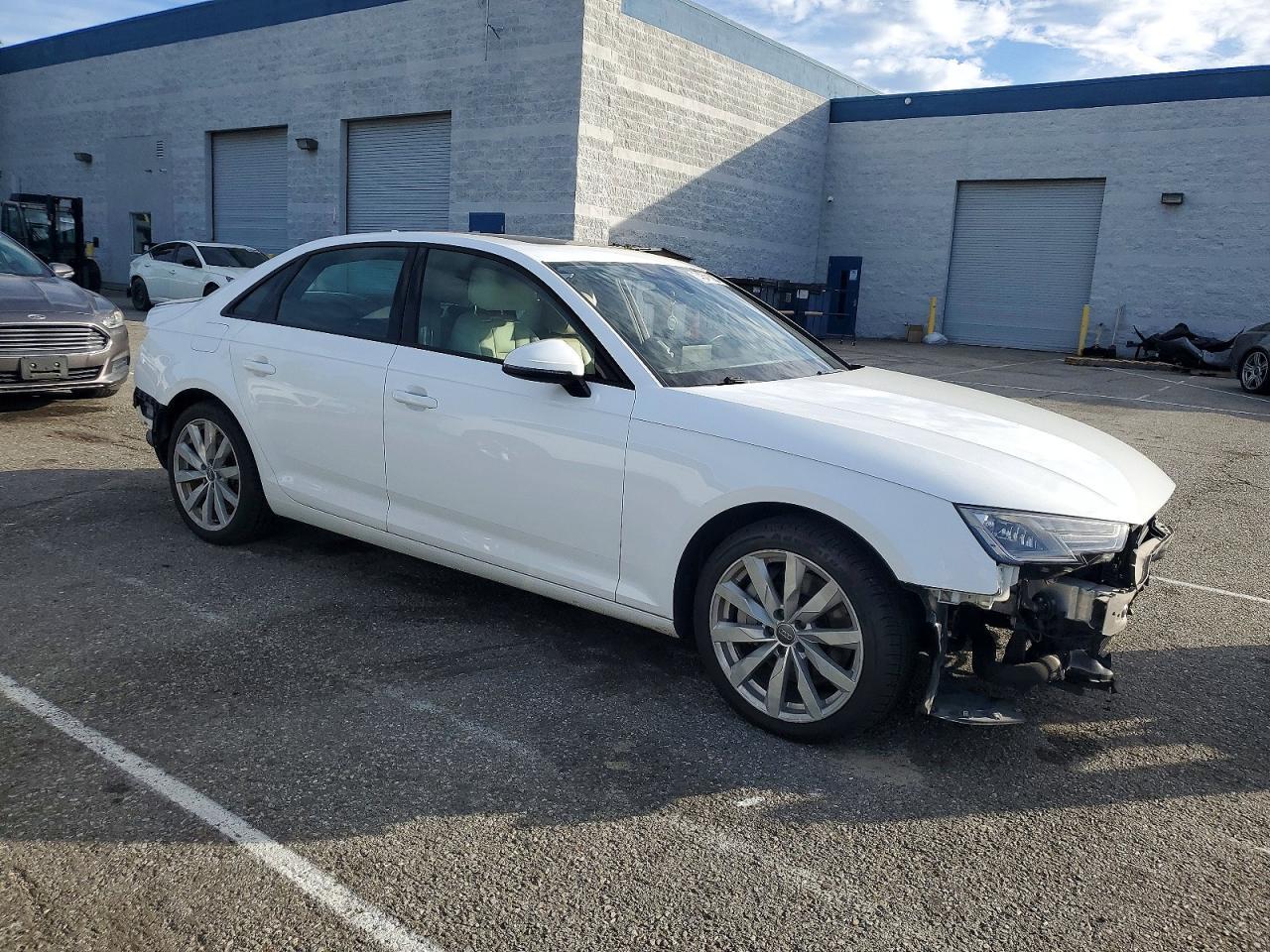 2017 Audi A4 Premium - Фото 4