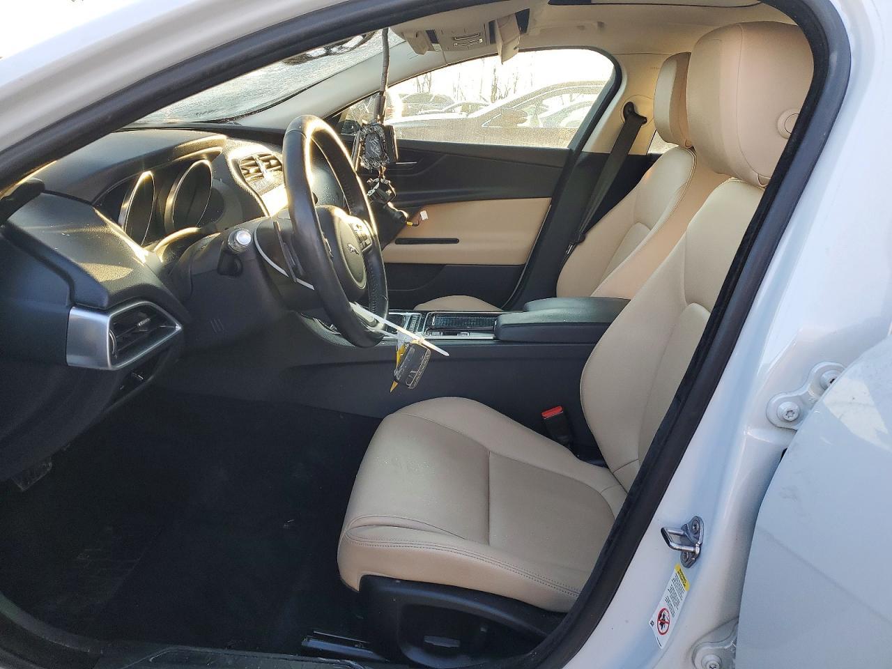 2018 Jaguar Xe Premium - Image 7
