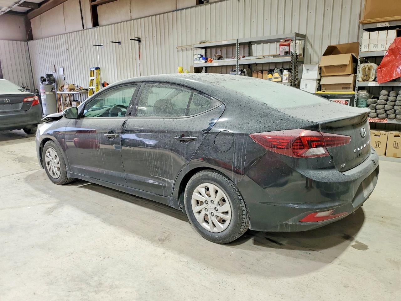 2020 Hyundai Elantra Se - Image 2
