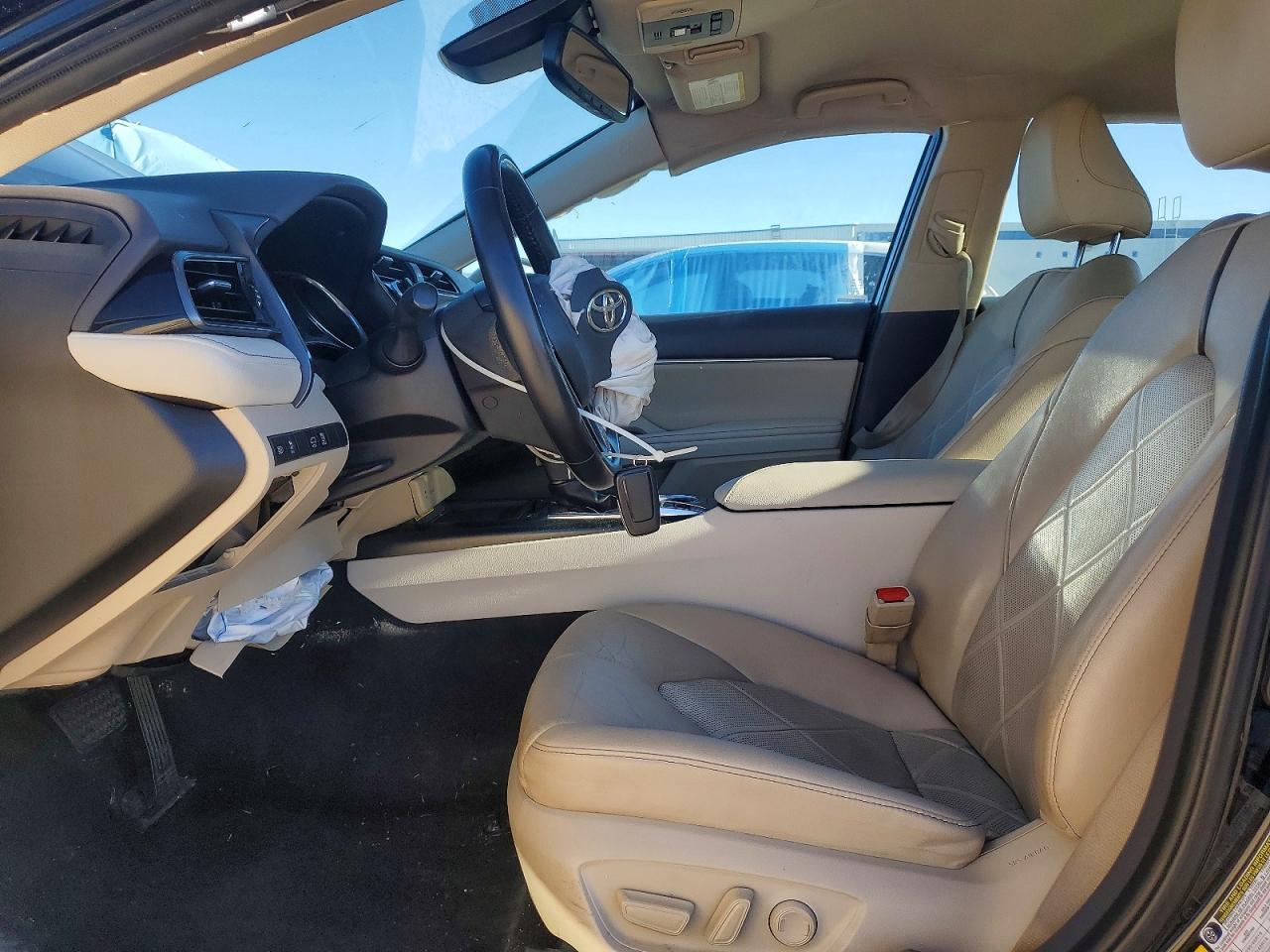 2019 Toyota Camry Hybrid - Image 7