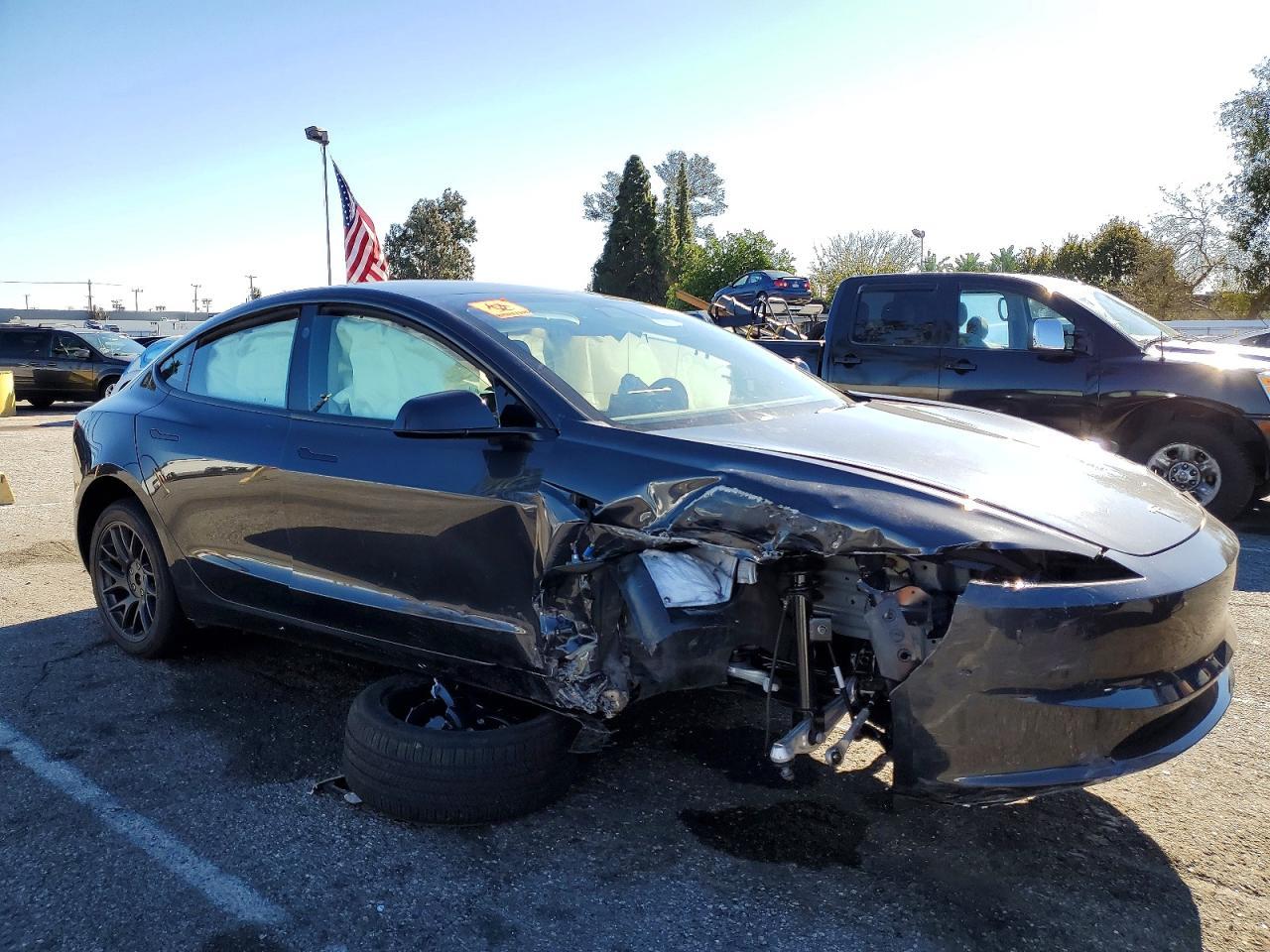 2025 Tesla Model 3 - Фото 4