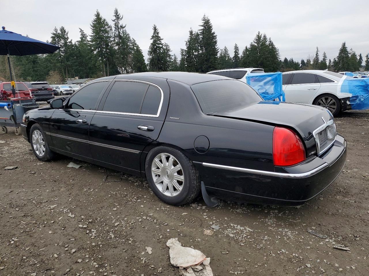 2011 Lincoln Town Car Signature Long Wheelbase - Image 2