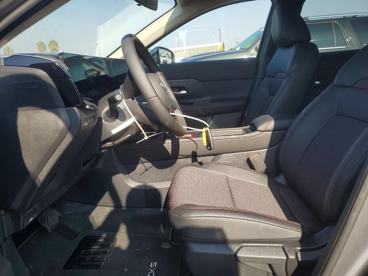 2025 Nissan Kicks Sr - Image 7