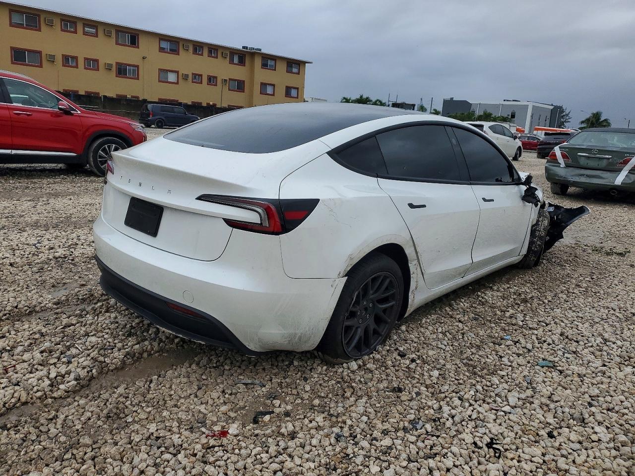 2024 Tesla Model 3 - Фото 3