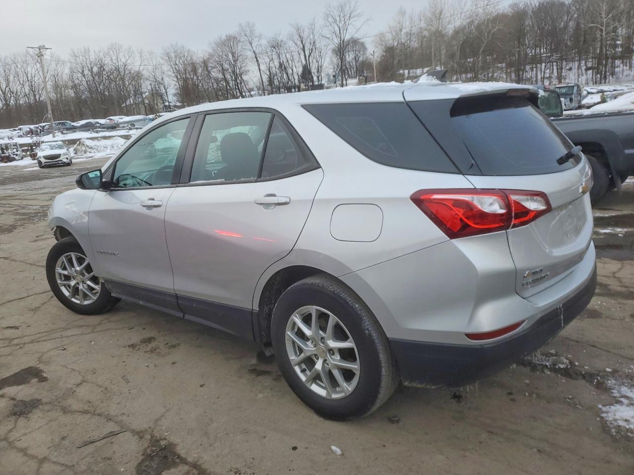 2021 Chevrolet Equinox Ls - Фото 2