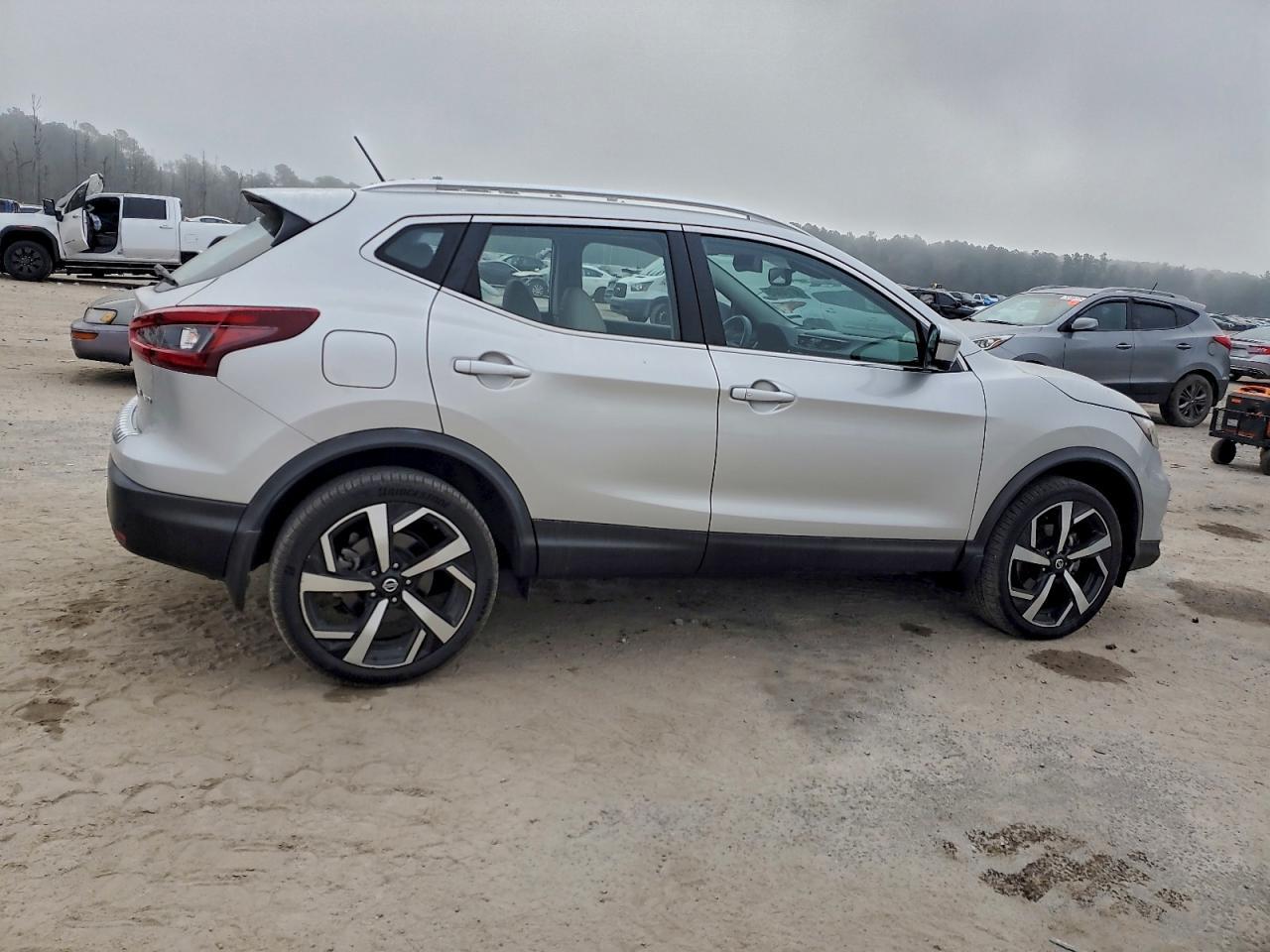 2022 Nissan Rogue Sport Sl - Image 3