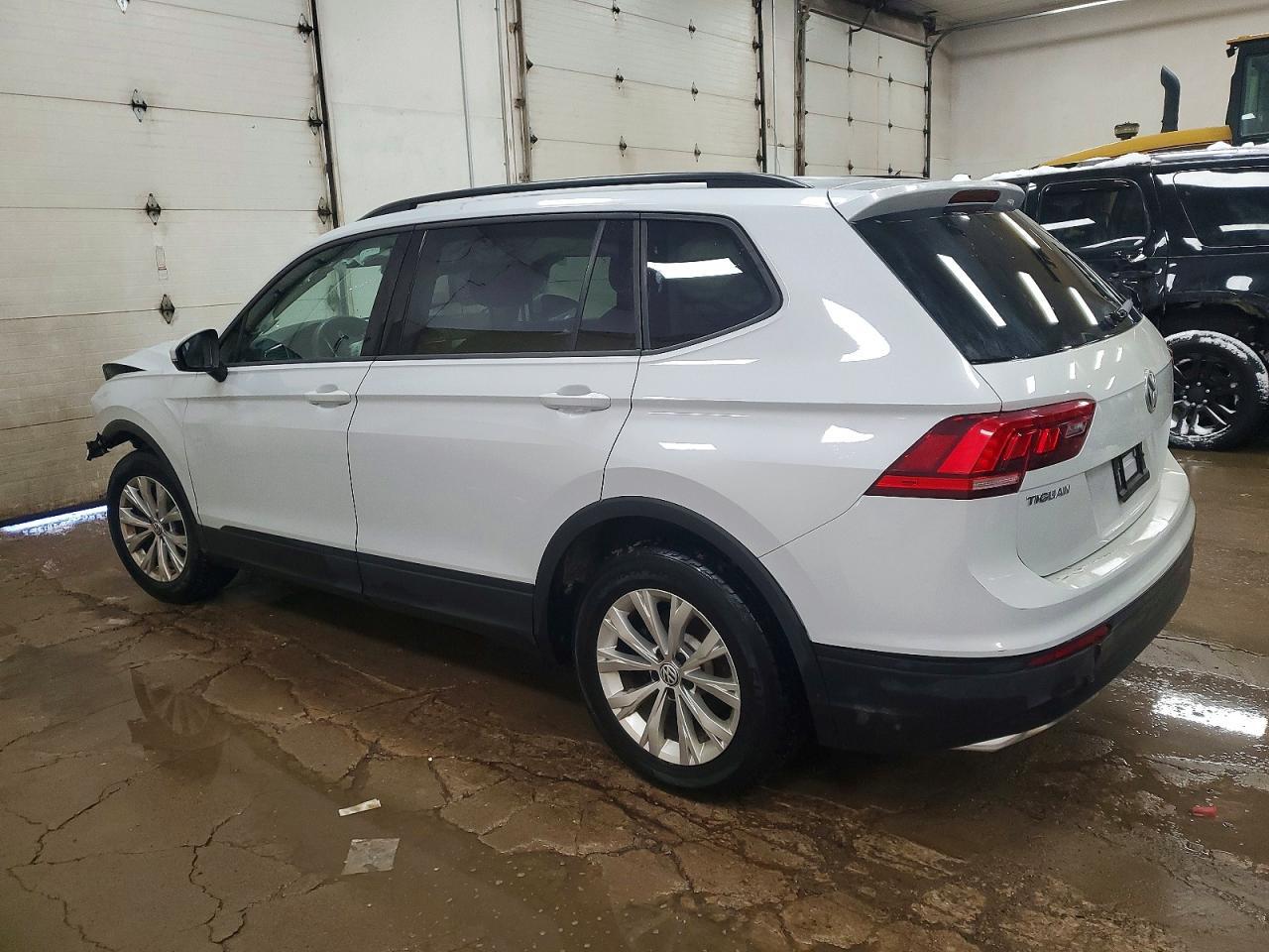 2018 Volkswagen Tiguan S - Фото 2