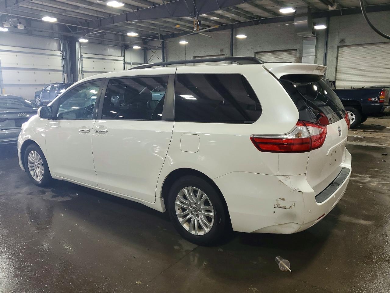 2016 Toyota Sienna Xle - Image 2