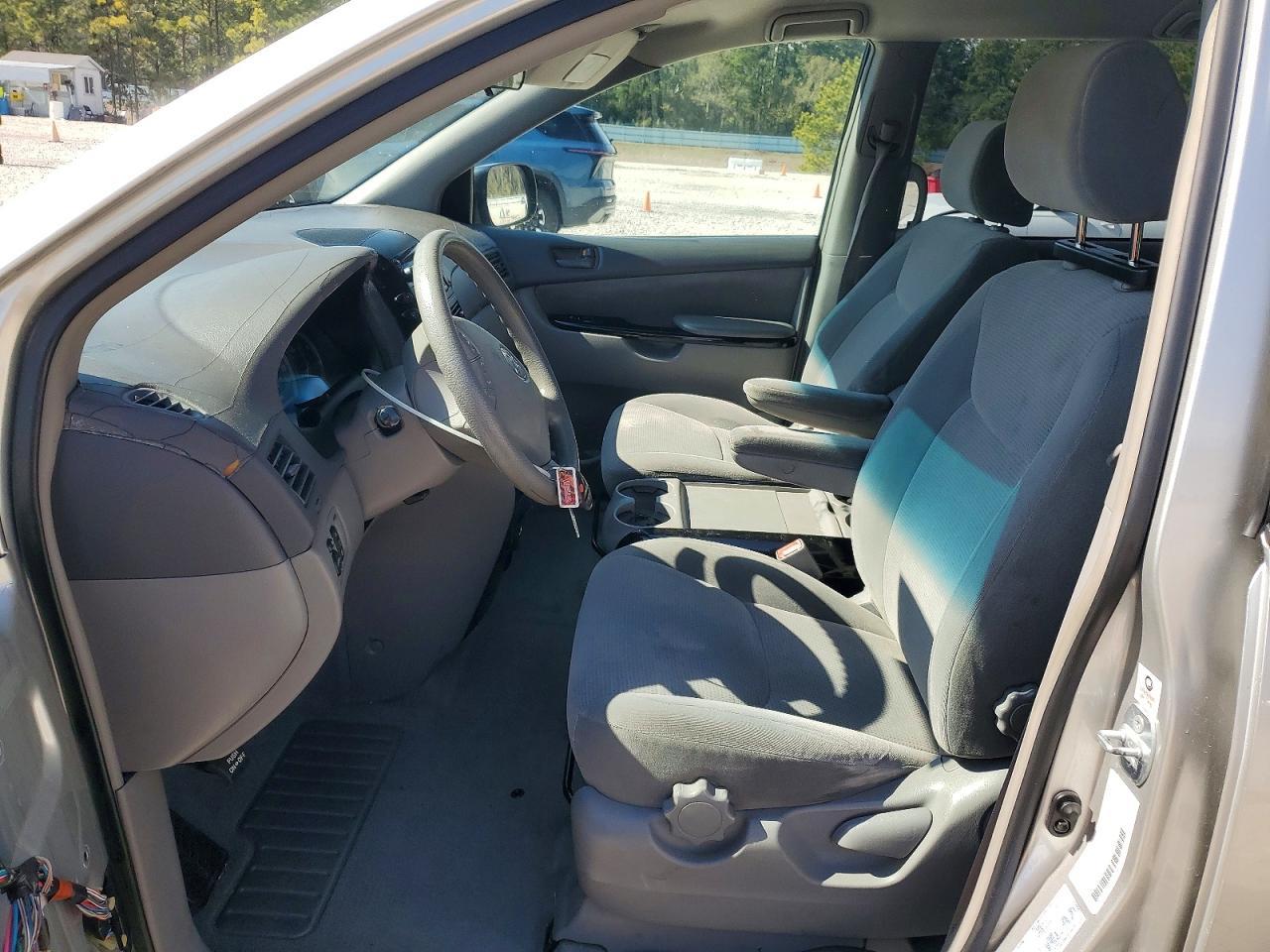 2004 Toyota Sienna - Фото 7