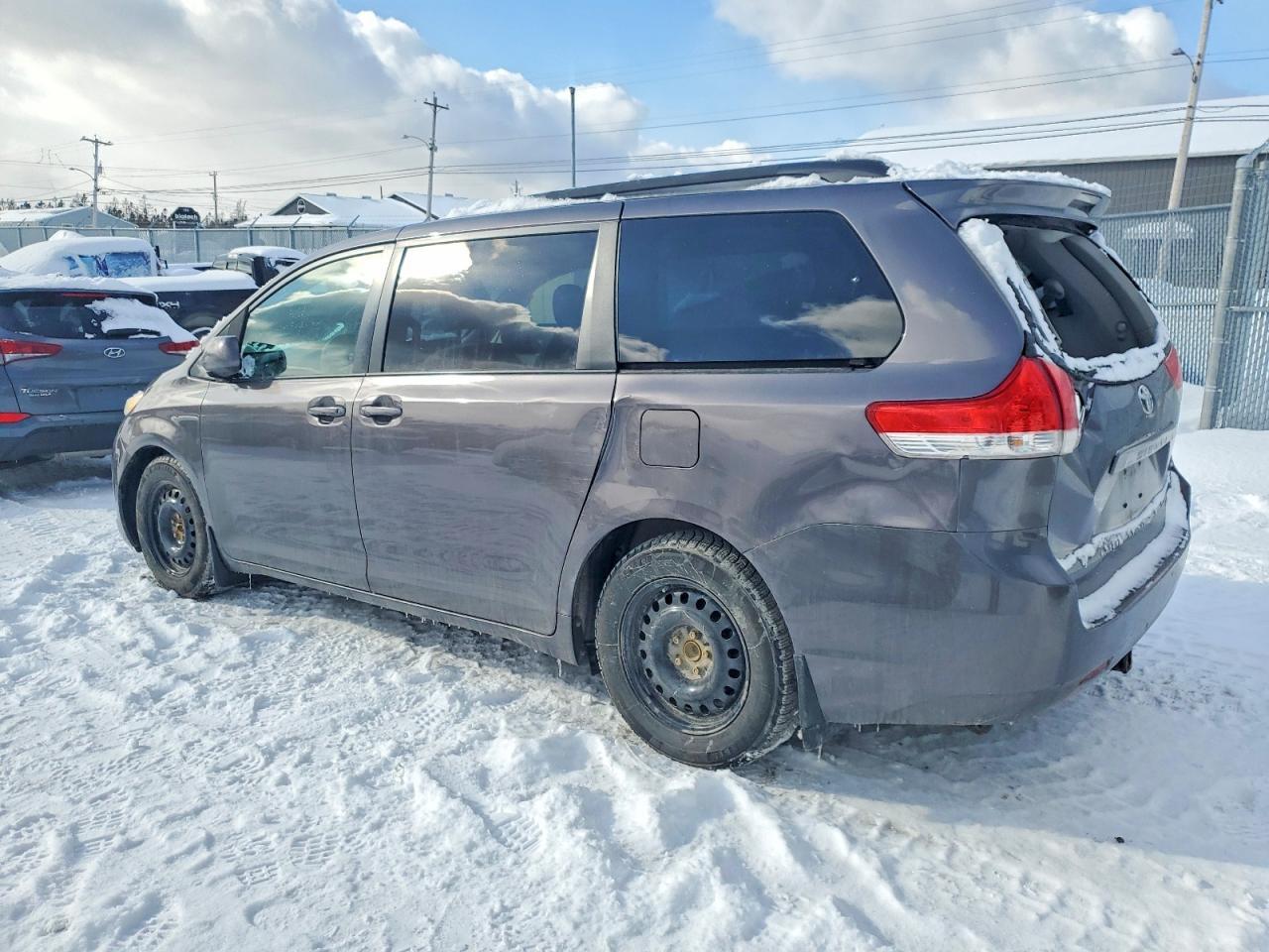 2012 Toyota Sienna Le - Фото 2