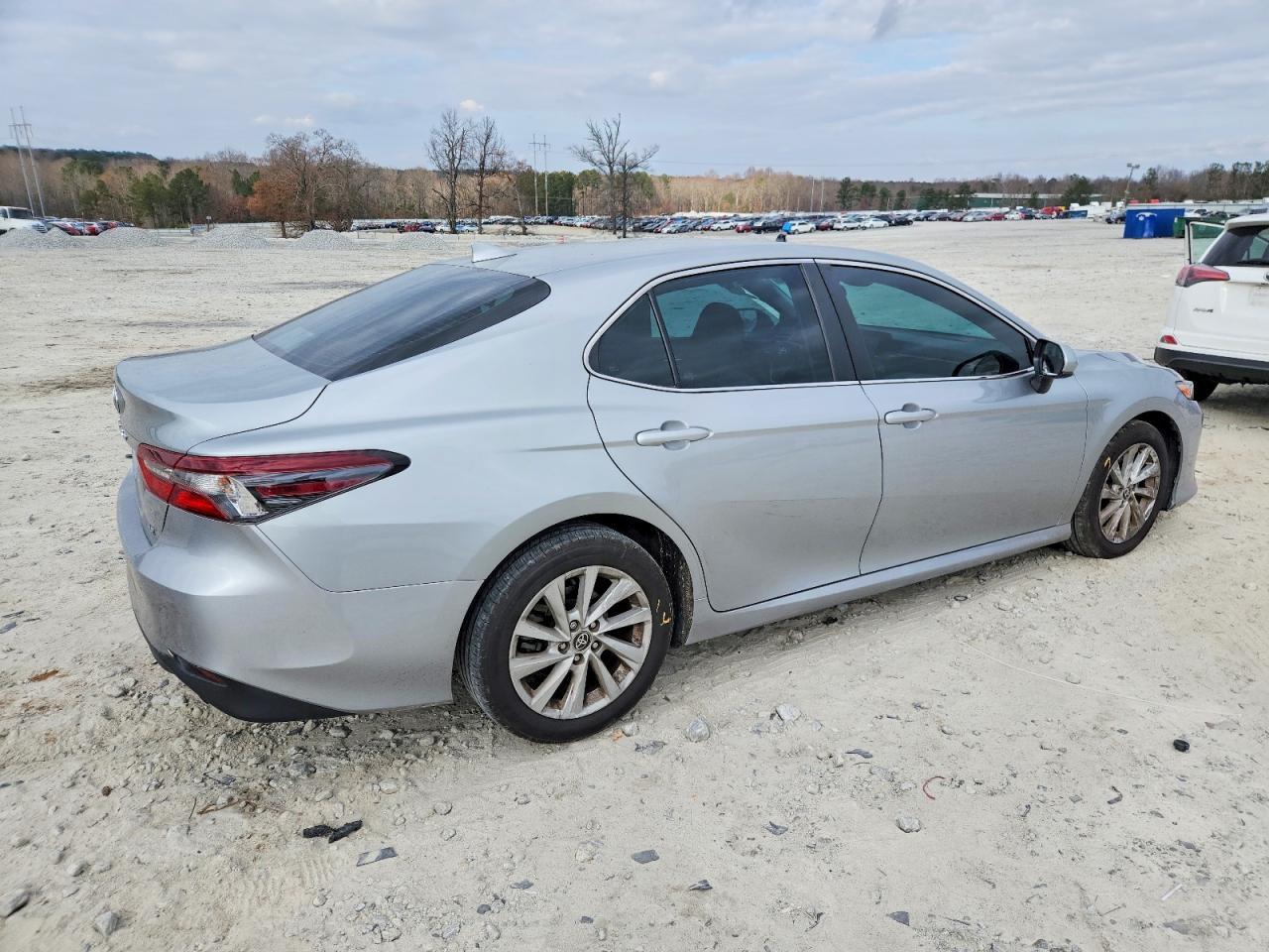 2022 Toyota Camry Le - Фото 3
