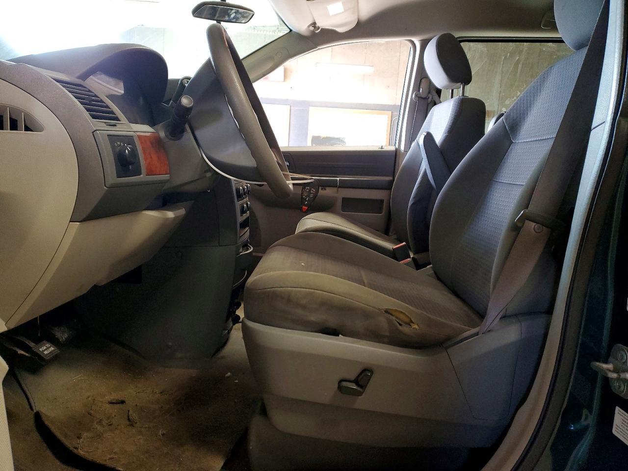 2009 Chrysler Town & Country Lx - Фото 7