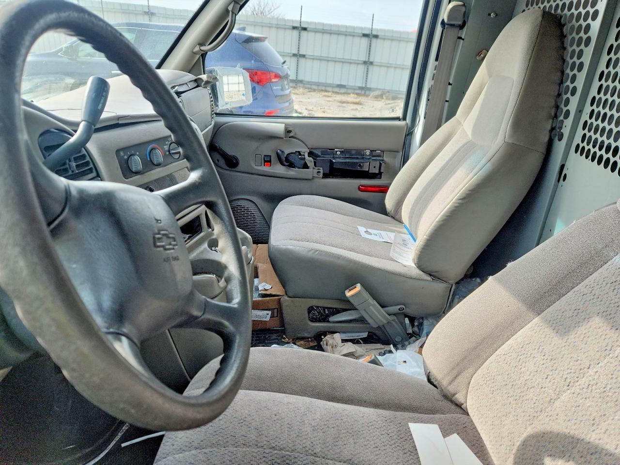 2001 Chevrolet Astro - Фото 7