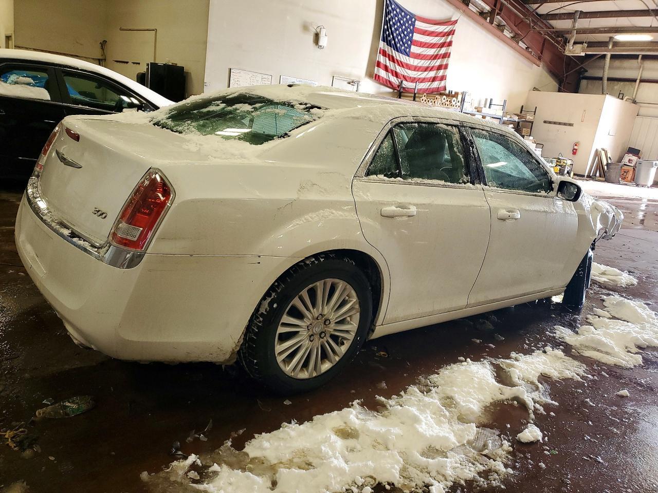 2013 Chrysler 300 - Фото 3