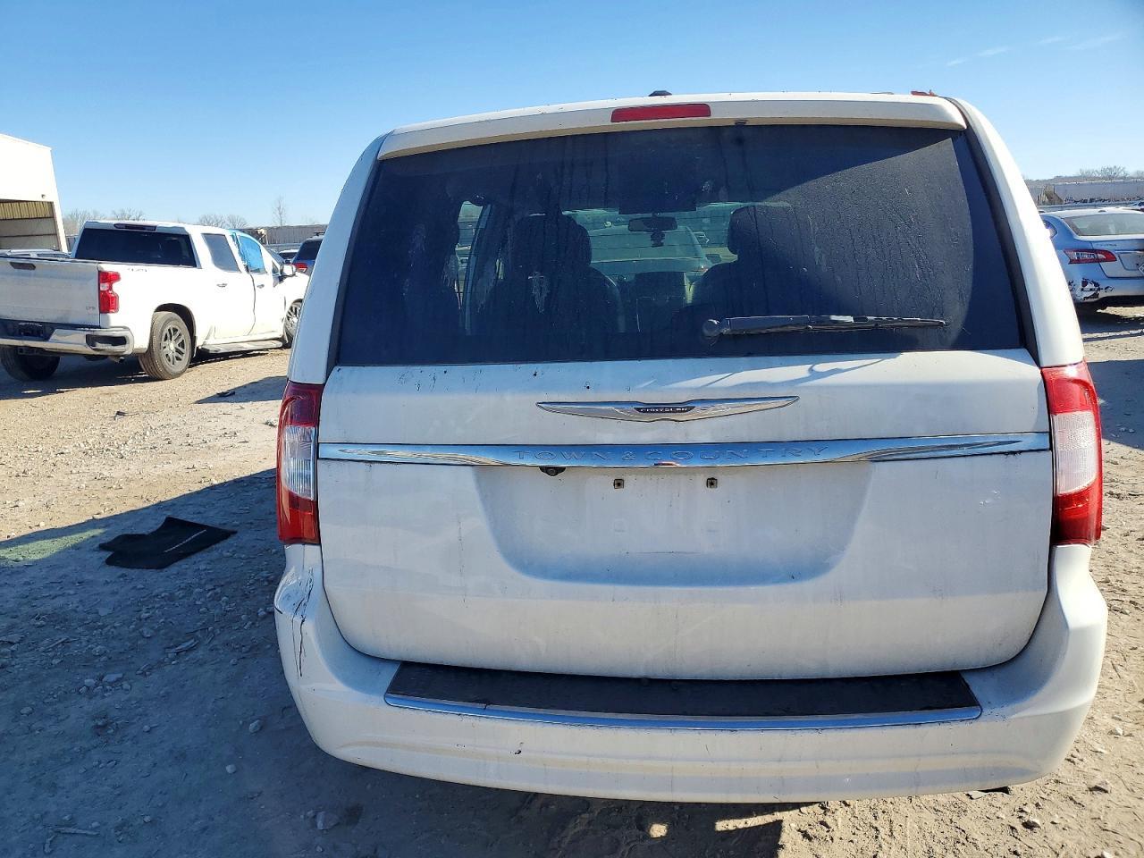 2011 Chrysler Town & Country Touring L - Image 6