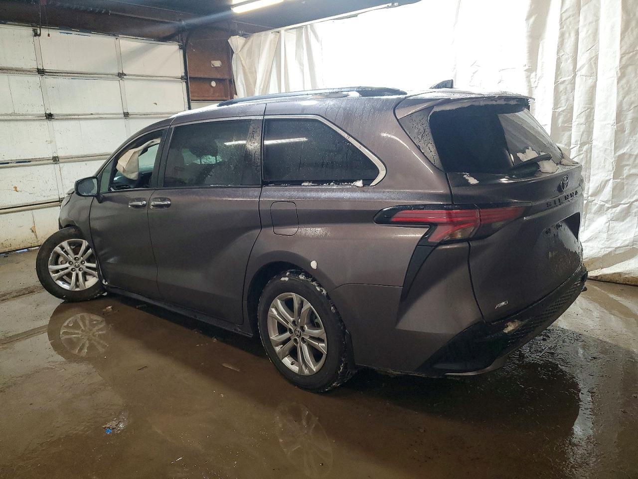 2022 Toyota Sienna Xse - Image 2
