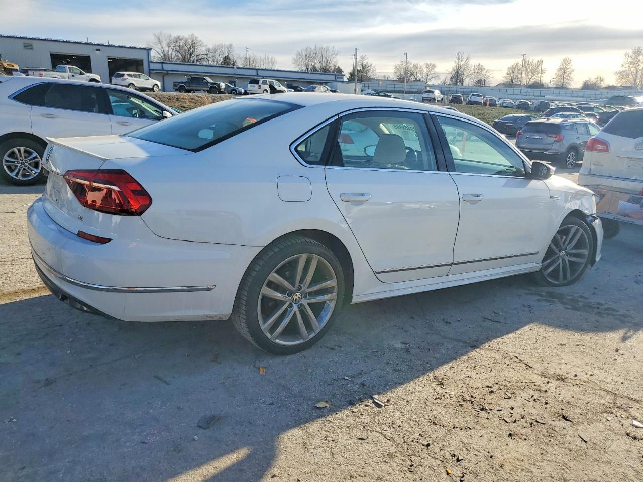 2017 Volkswagen Passat R-Line - Фото 3