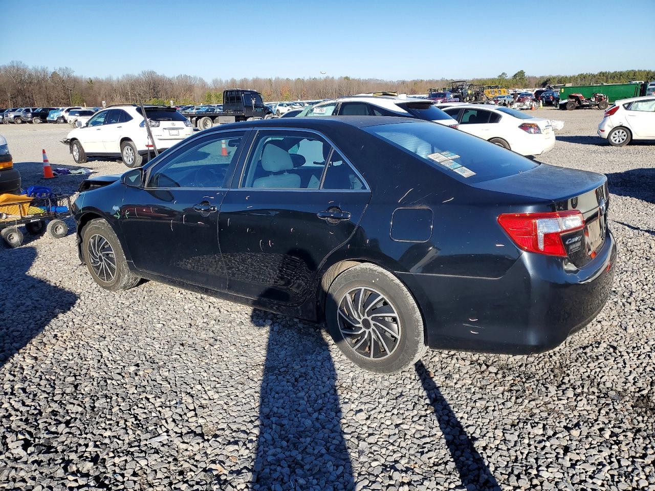 2014 Toyota Camry L - Фото 2