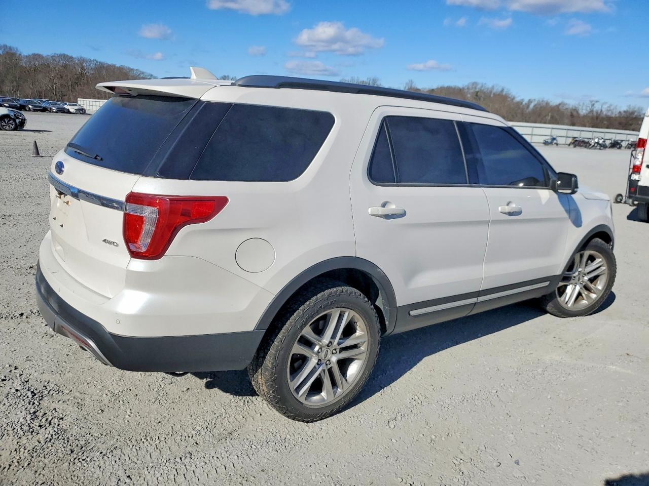 2017 Ford Explorer Xlt - Фото 3