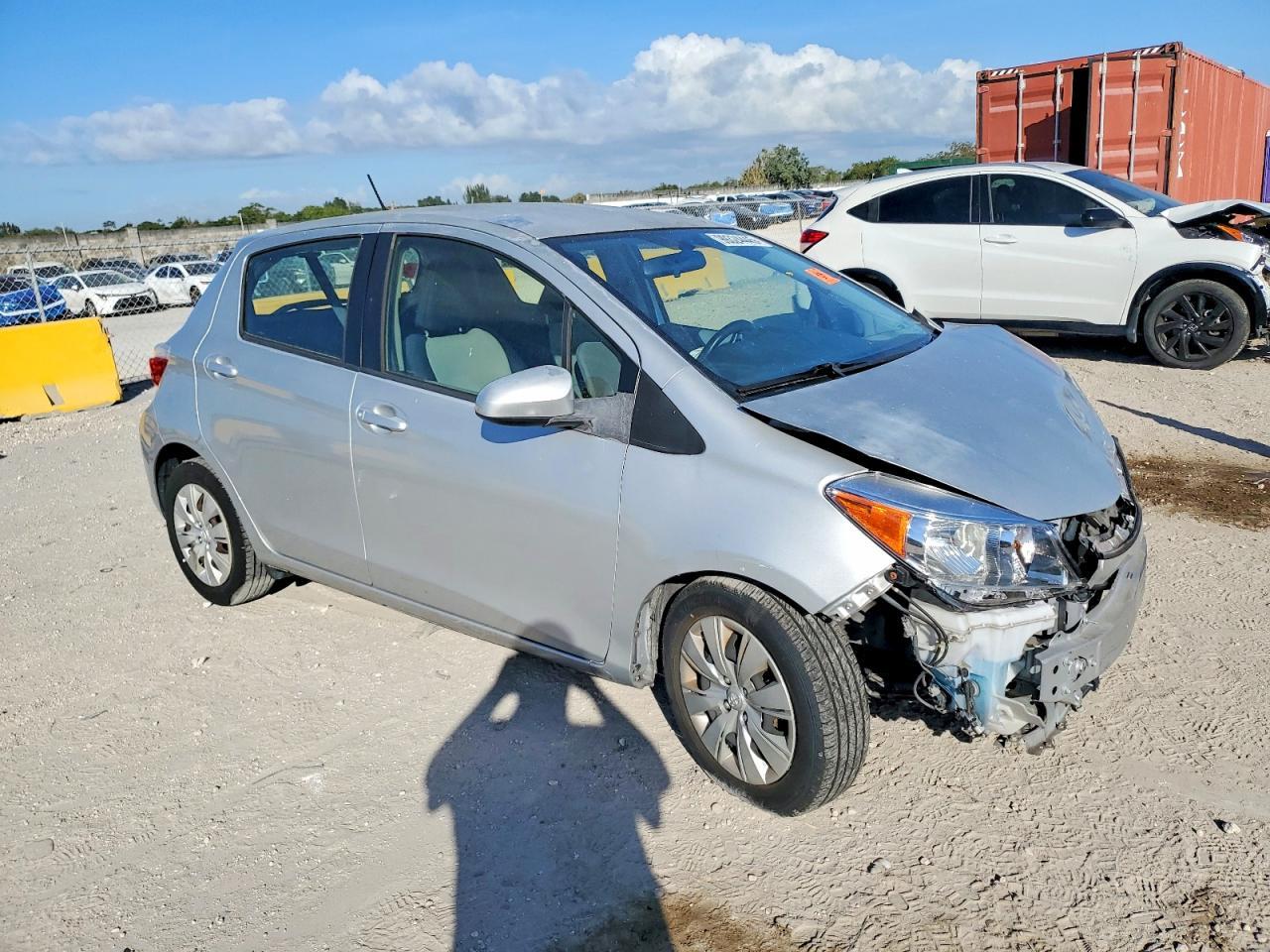 2014 Toyota Yaris 5-Door Le - Image 4