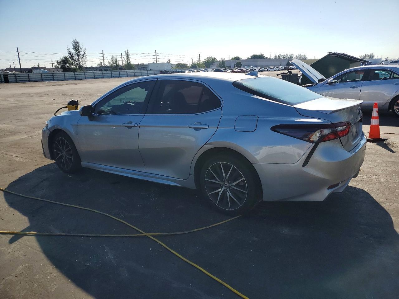 2022 Toyota Camry Se - Фото 2