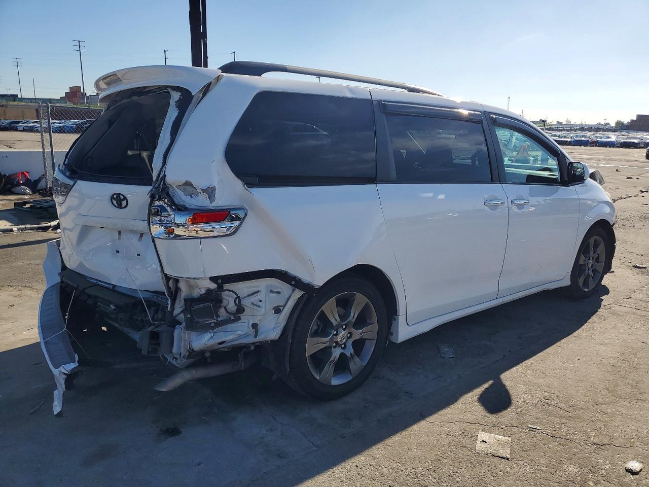 2016 Toyota Sienna Se - Фото 3