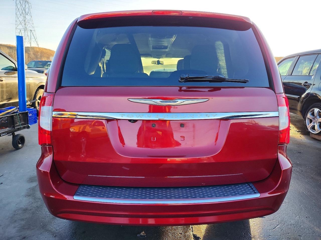 2013 Chrysler Town & Country Touring - Image 6