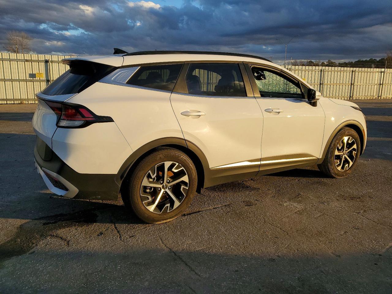 2025 Kia Sportage Ex - Image 3