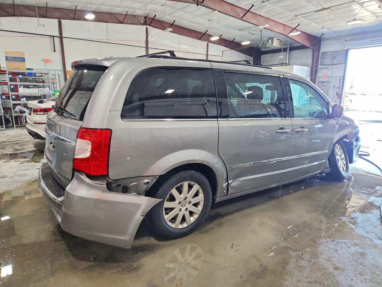 2013 Chrysler Town & Country Touring - Image 3