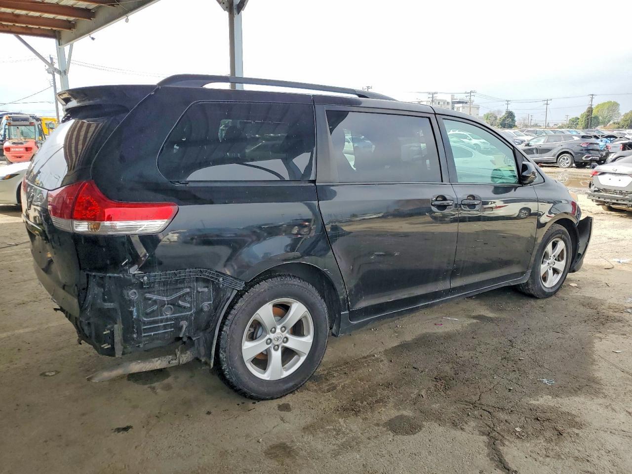 2013 Toyota Sienna Le - Image 3