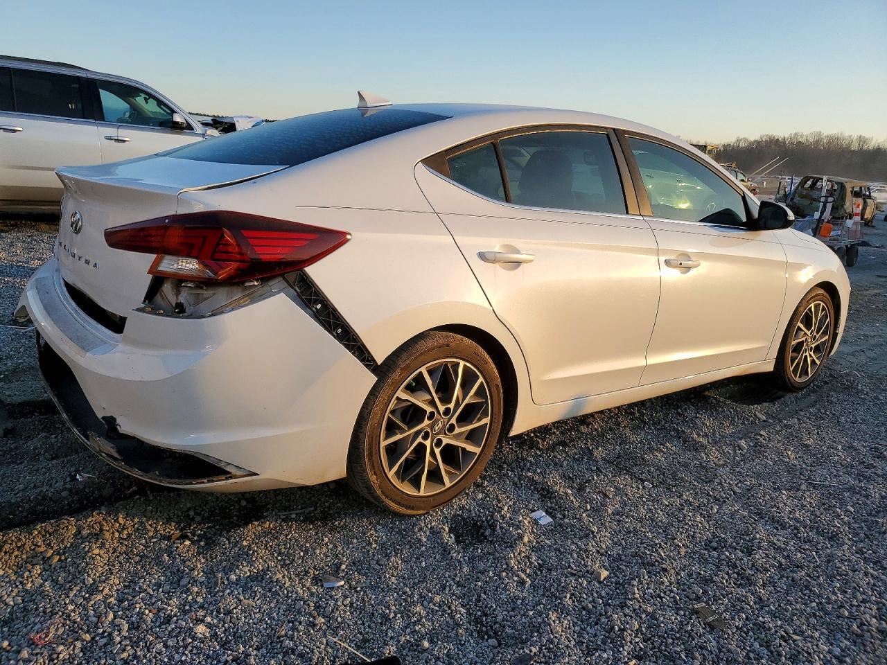 2019 Hyundai Elantra Sel - Фото 3
