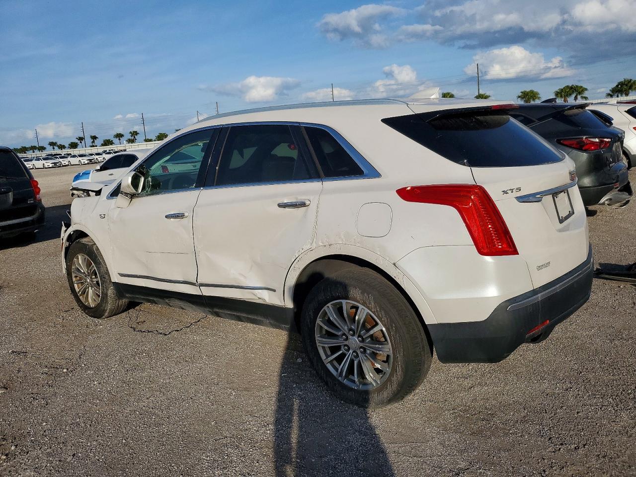 2018 Cadillac Xt5 Luxury - Image 2
