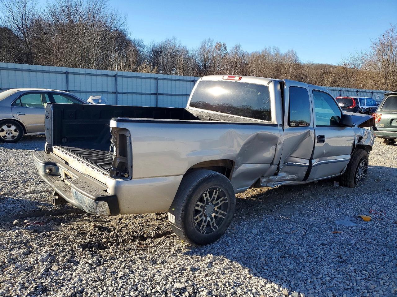 2006 GMC New Sierra C1500 - Image 3