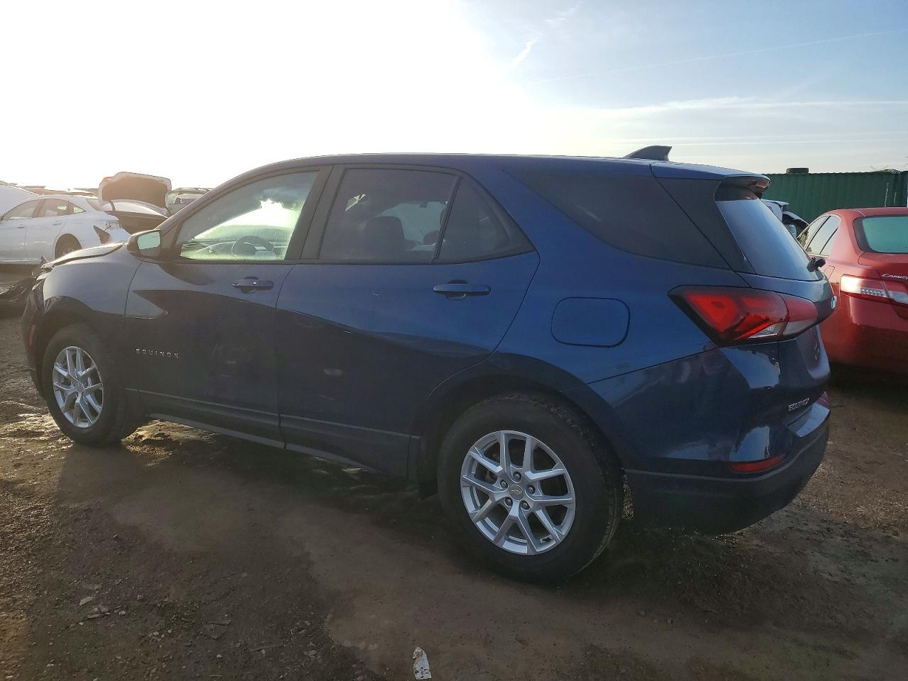 2022 Chev Equinox Ls - Фото 2