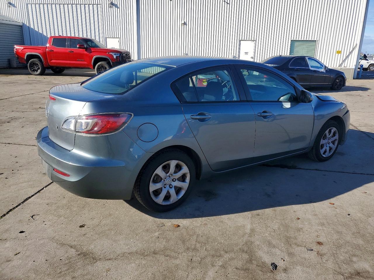 2013 Mazda 3 I - Image 3