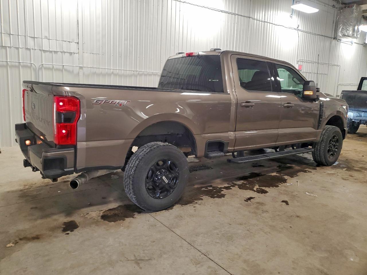 2023 Ford F250 Super Duty - Фото 3