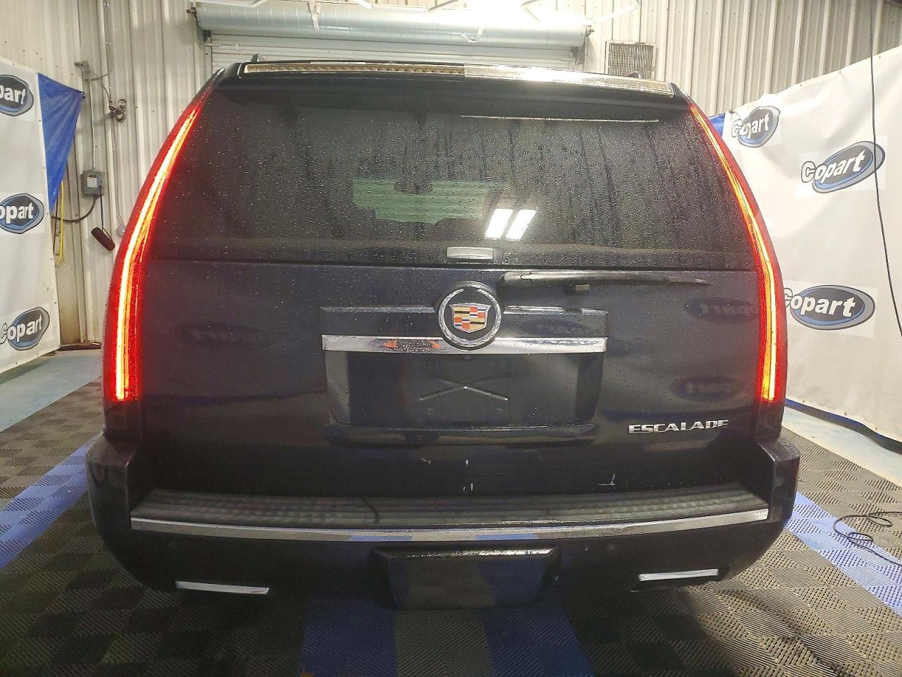 2013 Cadillac Escalade Premium - Image 6