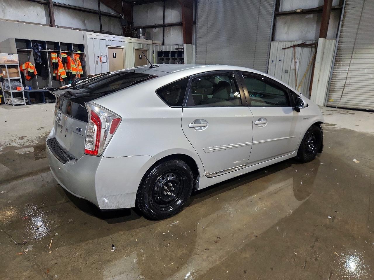 2012 Toyota Prius Three - Фото 3