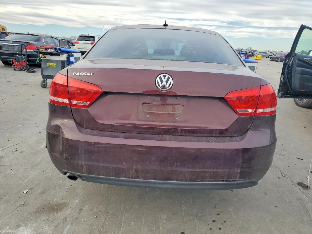 2013 Volkswagen Passat S - Фото 6