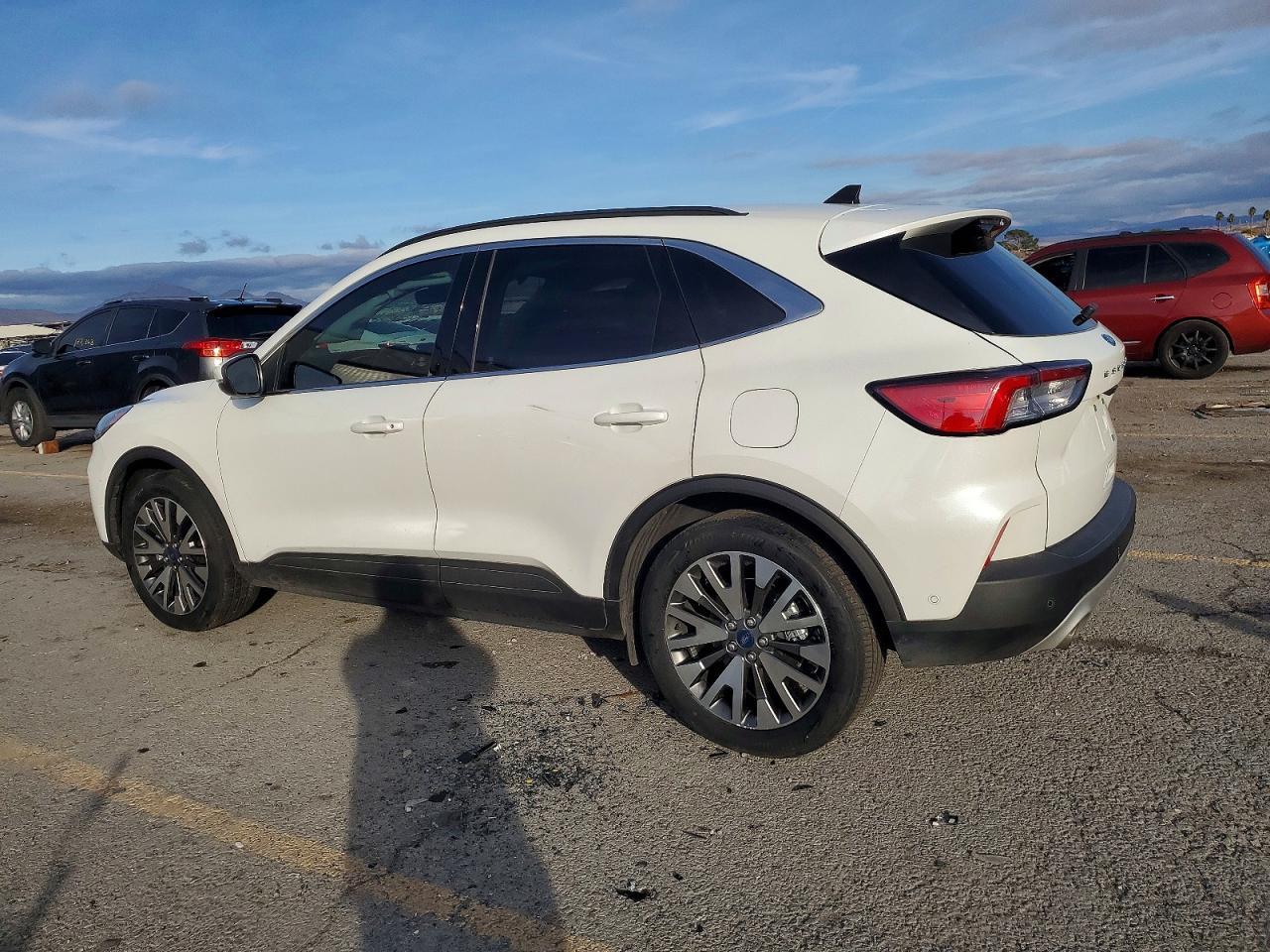 2020 Ford Escape Titanium - Фото 2