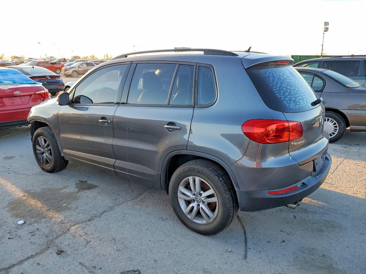 2016 Volkswagen Tiguan S - Фото 2