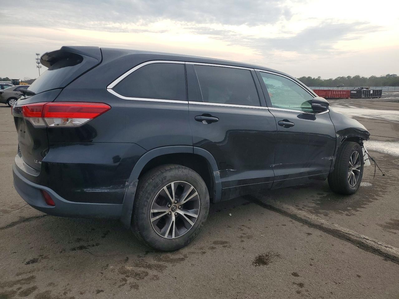 2017 Toyota Highlander Le - Фото 3