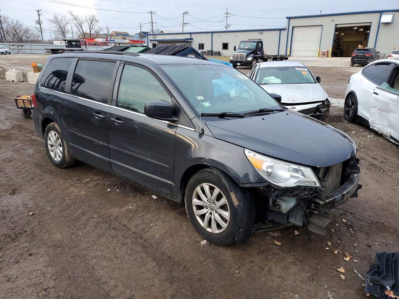 2012 Volkswagen Routan Se - Image 4