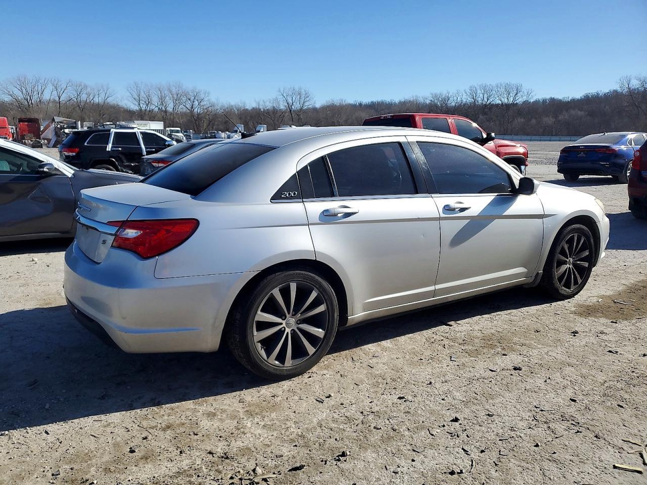 2012 Chrysler 200 Touring - Фото 3